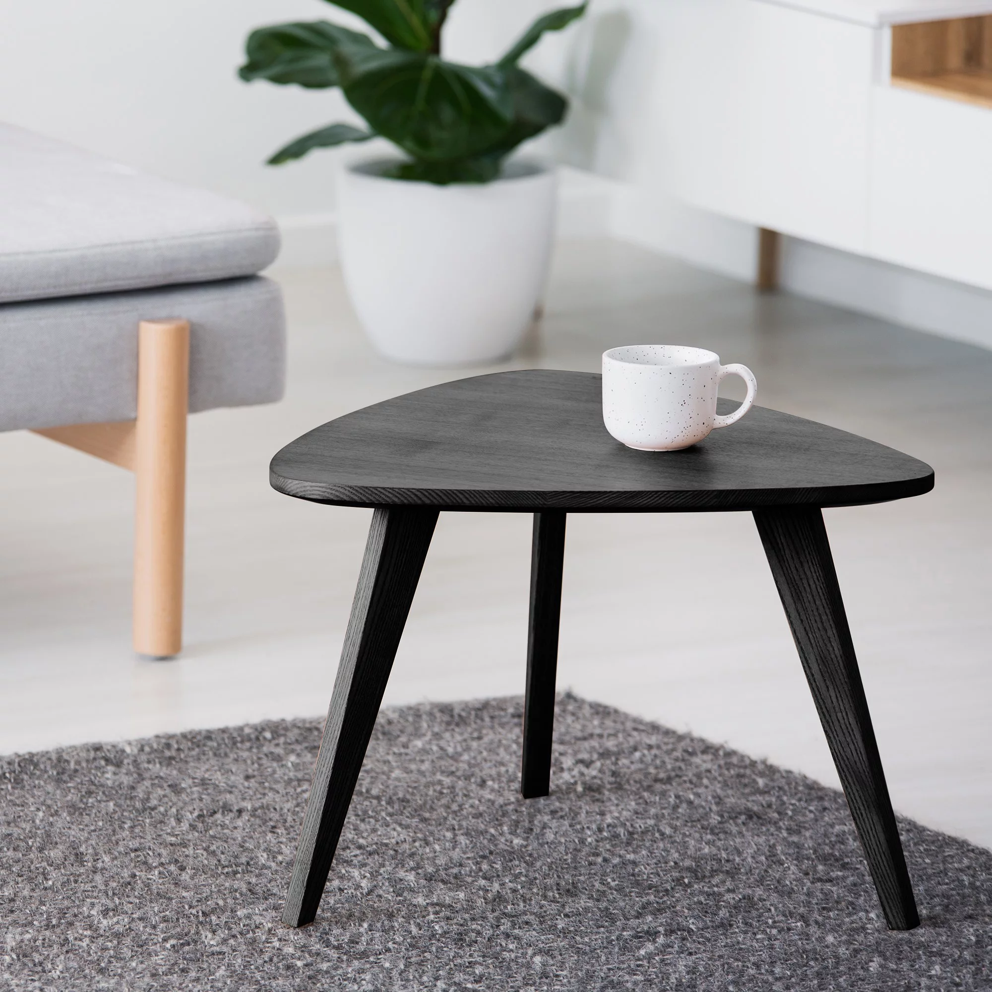 Ronseal Interior Ebony Gloss Varnish, 250ml 6 Ronseal Interior Ebony Gloss Varnish, 250ml - Image 4